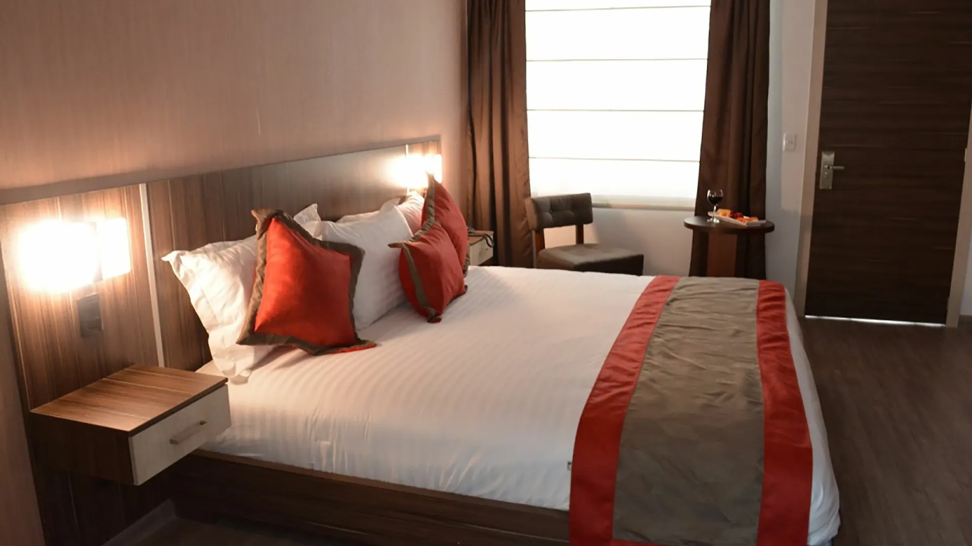 קואנקה Hotel Santiago De Compostella Suites 3*,  אקוודור